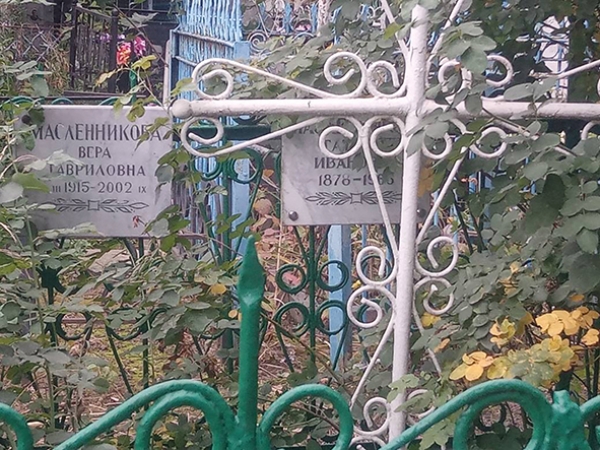 На старом кладбище